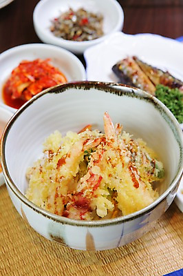 포토 JPG 그릇 접시 음식 반찬 김치 새우 어류 사람없음 아웃포커스 튀김 대접 돗자리 덮밥 새우튀김 돈부리 멸치볶음 새우덮밥 일본음식 국내포토 식기 한식 촬영기법 갑각류 수중동물 볶음 파일형식