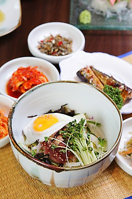 포토 JPG 그릇 접시 한식 음식 채소 반찬 김치 어류 사람없음 아웃포커스 대접 계란프라이 돗자리 덮밥 비빔밥 무순 멸치볶음 반숙 회덮밥 국내포토 식기 촬영기법 수중동물 계란요리 볶음 새싹채소 파일형식