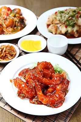 포토 JPG 그릇 접시 음식 젓가락 잔 새우 사람없음 아웃포커스 컵 중식 단무지 대나무발 새우요리 깐쇼새우 국내포토 식기 촬영기법 수저 갑각류 파일형식