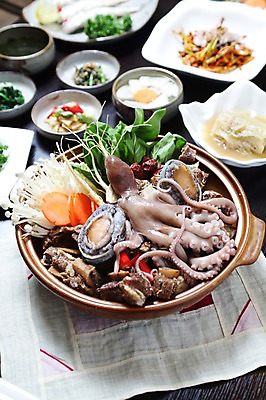 포토 JPG 그릇 접시 한식 채소 반찬 김치 사람없음 아웃포커스 버섯 당근 해물요리 인삼 냄비 해산물 대추 전복 물김치 시금치 낙지 해물탕 조각보 낙지전골 국내포토 식기 음식 어패류 연체동물 뿌리채소 촬영기법 수중동물 보자기_천 삼 솥 전골 파일형식