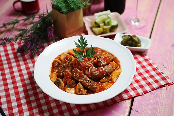 포토 JPG 식물 그릇 접시 꽃 화분 음식 와인잔 파스타 서양음식 스파게티 육류 스테이크 사람없음 아웃포커스 버섯 식탁보 면류 면 피클 국내포토 식기 술잔 식재료 촬영기법 절임 파일형식