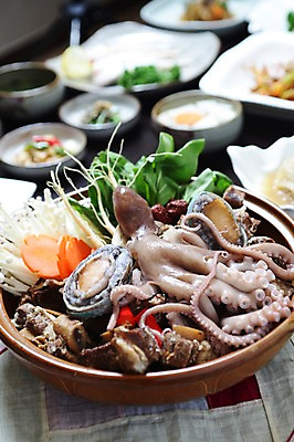 포토 JPG 그릇 접시 한식 채소 반찬 사람없음 아웃포커스 버섯 당근 해물요리 냄비 해산물 탕 전복 시금치 낙지 해물탕 낙지전골 국내포토 식기 음식 어패류 연체동물 뿌리채소 촬영기법 수중동물 솥 전골 파일형식