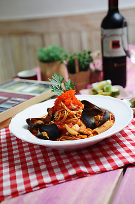 포토 JPG 그릇 접시 화분 음식 와인잔 조개 파스타 서양음식 스파게티 사람없음 아웃포커스 와인 해물요리 식탁보 면류 면 해산물 와인병 피클 홍합 해물스파게티 날치알 해물파스타 홍합스파게티 국내포토 식기 술잔 병_용기 어패류 주류 촬영기법 알 절임 파일형식