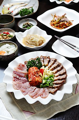 포토 JPG 그릇 접시 한식 음식 젓가락 고추 반찬 김치 파슬리 마늘 육류 돼지고기 어류 사람없음 아웃포커스 생선회 레몬 물김치 조각보 삼합 수육 홍어 홍어회 홍탁삼합 국내포토 식기 채소 과일 식재료 촬영기법 수저 수중동물 회 보자기_천 파일형식