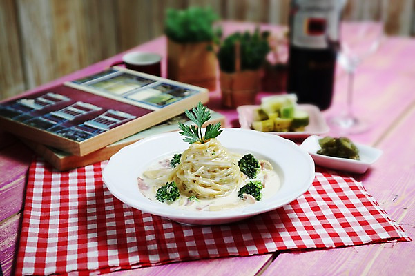 포토 JPG 그릇 접시 화분 음식 파스타 서양음식 스파게티 사람없음 아웃포커스 식탁보 면류 면 브로콜리 피클 크림스파게티 크림소스파스타 국내포토 식기 채소 촬영기법 절임 파일형식