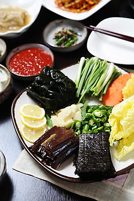 포토 JPG 그릇 접시 한식 음식 채소 젓가락 고추 마늘 어류 사람없음 아웃포커스 당근 김 레몬 배추 쌈장 파 미역 과메기 국내포토 식기 과일 뿌리채소 촬영기법 수저 수중동물 양념 해조류 파일형식
