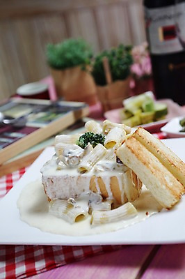 포토 JPG 그릇 접시 음식 빵 파스타 서양음식 사람없음 아웃포커스 면류 브로콜리 피클 크림소스 크림소스파스타 국내포토 식기 채소 촬영기법 소스_음식 절임 파일형식