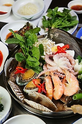 포토 JPG 그릇 접시 한식 채소 고추 조개 새우 사람없음 해물요리 냄비 해산물 팽이버섯 전복 가리비 시금치 낙지 해물탕 낙지전골 국내포토 식기 음식 어패류 연체동물 갑각류 수중동물 버섯 솥 전골 파일형식