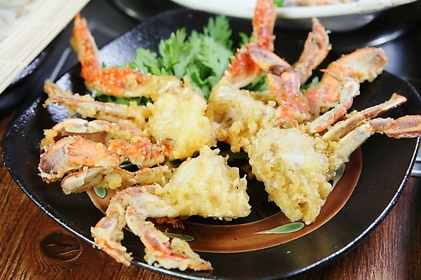 포토 JPG 그릇 접시 음식 사람없음 아웃포커스 초밥 해물요리 튀김 꽃게 게 해산물 꽃게튀김 일본음식 국내포토 식기 촬영기법 갑각류 파일형식