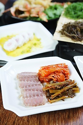 포토 JPG 그릇 접시 한식 음식 김치 어류 사람없음 아웃포커스 생선회 회 배추김치 갓김치 홍어 홍어회 국내포토 식기 촬영기법 수중동물 파일형식