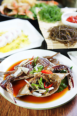 포토 JPG 그릇 접시 한식 음식 고추 양파 사람없음 아웃포커스 해물요리 꽃게 게 내장 장기 해산물 간장 게장 간장게장 국내포토 식기 신체 채소 촬영기법 갑각류 양념 게요리 파일형식