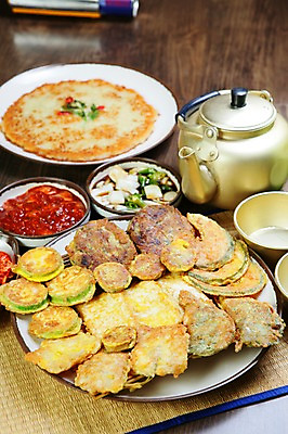 포토 JPG 그릇 접시 한식 음식 술잔 고추 호박 주전자 양파 잔 사람없음 대접 동그랑땡 전 안주 돗자리 깻잎 두부 부침개 막걸리 양파초절임 호박전 국내포토 식기 채소 주방용품 주류 절임 파일형식