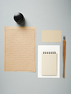 포토 JPG 스튜디오촬영 배너 종이 백그라운드 잉크 안내 사각프레임 프레임 광고판 알림판 실내 틀 근접촬영 사람없음 필기구 만년필 다이어리 메모지 알림 오브젝트 원고 원고지 국내포토 뷰포인트 문구용품 내부 펜 사각형 사무용품 판 파일형식