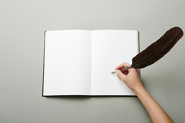 포토 JPG 스튜디오촬영 손 배너 종이 백그라운드 안내 사각프레임 프레임 한손 알림판 실내 틀 한명 들기 근접촬영 신체부위 책 필기구 펜 만년필 펼침 알림 깃털 오브젝트 국내포토 1 뷰포인트 모션 문구용품 사람 내부 사각형 파일형식