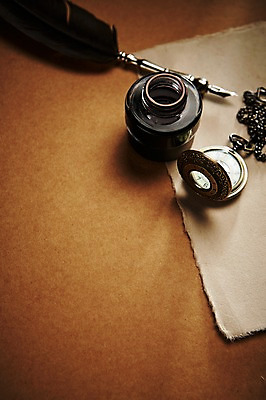 포토 JPG 스튜디오촬영 종이 시계 백그라운드 잉크 실내 근접촬영 사람없음 아웃포커스 필기구 펜 만년필 깃털 오브젝트 회중시계 잉크통 국내포토 뷰포인트 문구용품 촬영기법 통 내부 파일형식