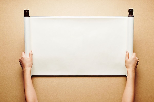 포토 JPG 스튜디오촬영 손 배너 종이 백그라운드 안내 사각프레임 프레임 광고판 알림판 실내 틀 한명 들기 근접촬영 신체부위 양손 두루마리 알림 오브젝트 국내포토 1 뷰포인트 모션 사람 내부 사각형 판 파일형식