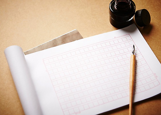 포토 JPG 스튜디오촬영 배너 종이 백그라운드 잉크 안내 사각프레임 프레임 광고판 알림판 실내 틀 근접촬영 사람없음 아웃포커스 필기구 만년필 알림 오브젝트 오선지 원고 잉크통 국내포토 뷰포인트 문구용품 촬영기법 통 내부 펜 사각형 악보 판 오선 파일형식