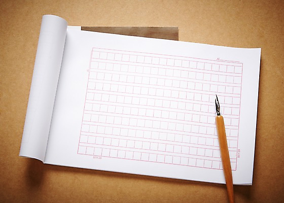 포토 JPG 스튜디오촬영 배너 종이 백그라운드 안내 사각프레임 프레임 광고판 알림판 실내 틀 근접촬영 사람없음 필기구 만년필 알림 오브젝트 오선지 원고 국내포토 뷰포인트 문구용품 내부 펜 사각형 악보 판 오선 파일형식