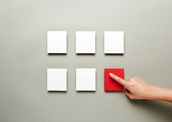 포토 JPG 스튜디오촬영 모양 손 배너 종이 백그라운드 안내 프레임 한손 알림판 실내 틀 한명 손짓 근접촬영 신체부위 사각형 가리킴 알림 오브젝트 국내포토 도형 1 뷰포인트 모션 사람 내부 파일형식