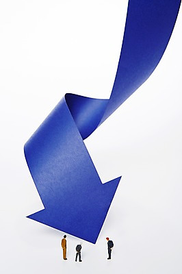 포토 JPG 스튜디오촬영 화살표 종이 인형 컬러 백그라운드 실내 근접촬영 사람없음 파란색 장난감 미니어처 피규어 엉킴 방향 국내포토 뷰포인트 내부 모형 파일형식