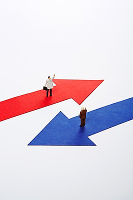 포토 JPG 스튜디오촬영 화살표 종이 인형 컬러 백그라운드 실내 근접촬영 사람없음 빨간색 파란색 장난감 미니어처 피규어 방향 국내포토 뷰포인트 내부 모형 파일형식