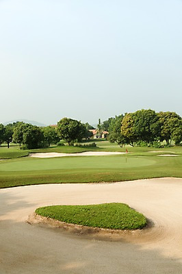 포토 JPG 주간 나무 식물 해외기획촬영 스포츠 2013년태국 골프 스포츠시설 골프장 태국 필드 하늘 레저 풍경 잔디 사람없음 야외 건물 운동 깃발 벙커 깃대 레저시설 국내포토 자연요소 건축물 아시아 건강 구기 시설 파일형식