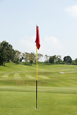 포토 JPG 주간 나무 식물 구름 해외기획촬영 스포츠 2013년태국 골프 스포츠시설 골프장 태국 필드 하늘 레저 풍경 잔디 사람없음 야외 운동 깃발 깃대 레저시설 국내포토 자연요소 아시아 건강 구기 시설 파일형식