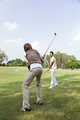 포토 JPG 주간 전신 서양인 외국인 나무 식물 백인 구름 해외기획촬영 남자 스포츠 2013년태국 골프 골프장 태국 필드 하늘 레저 골프클럽 서기 들기 사람 경기 잔디 20대 성인 야외 두명 옆모습 레포츠 운동 골프채 스윙 클럽 퍼팅 성인남자만 청년만 청년남자만 국내포토 자연요소 아시아 뷰포인트 포즈 스포츠시설 모션 골프용품 건강 인종 청년 구기 남자만 성인만 파일형식