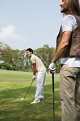 포토 JPG 주간 전신 서양인 외국인 나무 식물 백인 구름 해외기획촬영 응시 남자 스포츠 2013년태국 장갑 골프 골프장 태국 필드 하늘 레저 골프클럽 서기 웃음 들기 사람 경기 잔디 20대 성인 야외 두명 옆모습 레포츠 운동 골프채 클럽 퍼팅 성인남자만 청년만 청년남자만 국내포토 자연요소 시선 잡화 아시아 뷰포인트 포즈 스포츠시설 모션 골프용품 표정 건강 인종 청년 구기 남자만 성인만 파일형식