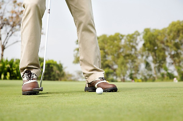 포토 JPG 주간 서양인 외국인 나무 식물 해외기획촬영 남자 스포츠 2013년태국 신발 골프 공 골프장 태국 필드 레저 골프공 골프클럽 한명 서기 잔디 20대 성인 야외 아웃포커스 신체부위 레포츠 운동 골프채 하반신 다리 클럽 퍼팅 청년만 청년남자만 청년남자한명만 성인남자한명만 국내포토 자연요소 1 아시아 포즈 스포츠시설 모션 골프용품 촬영기법 건강 사람 인종 청년 구기 남자만 남자한명만 성인남자만 성인만 파일형식