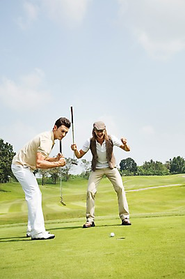 포토 JPG 주간 전신 서양인 외국인 나무 식물 백인 구름 해외기획촬영 모자 남자 스포츠 2013년태국 골프 공 골프장 태국 필드 하늘 레저 골프공 골프클럽 서기 웃음 들기 사람 잔디 20대 성인 야외 두명 앞모습 레포츠 운동 주먹 기쁨 골프채 구멍 클럽 성인남자만 청년만 청년남자만 국내포토 자연요소 잡화 감정 아시아 뷰포인트 스포츠시설 모션 골프용품 표정 건강 인종 청년 구기 남자만 성인만 파일형식