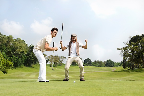 포토 JPG 주간 전신 서양인 외국인 나무 식물 백인 구름 해외기획촬영 모자 남자 스포츠 2013년태국 골프 공 골프장 태국 필드 하늘 레저 골프공 골프클럽 서기 웃음 들기 사람 잔디 20대 성인 야외 두명 앞모습 레포츠 운동 주먹 기쁨 골프채 클럽 성인남자만 청년만 청년남자만 국내포토 자연요소 잡화 감정 아시아 뷰포인트 스포츠시설 모션 골프용품 표정 건강 인종 청년 구기 남자만 성인만 파일형식