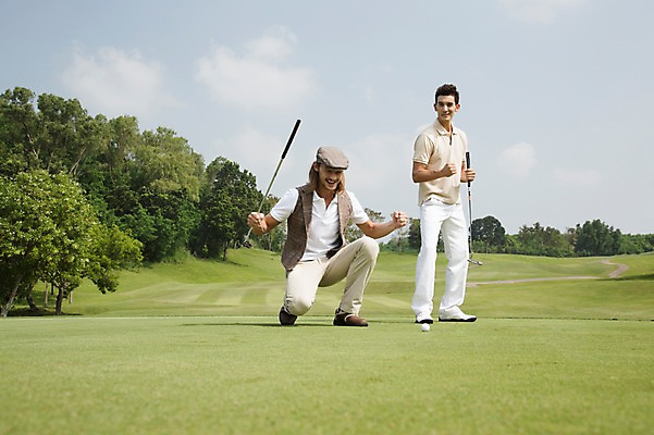 포토 JPG 주간 전신 서양인 외국인 나무 식물 백인 구름 해외기획촬영 모자 남자 스포츠 2013년태국 골프 공 골프장 태국 필드 하늘 레저 골프공 골프클럽 서기 웃음 들기 사람 앉기 잔디 20대 성인 야외 두명 앞모습 레포츠 운동 주먹 기쁨 골프채 클럽 성인남자만 청년만 청년남자만 국내포토 자연요소 잡화 감정 아시아 뷰포인트 스포츠시설 모션 골프용품 표정 건강 인종 청년 구기 남자만 성인만 파일형식