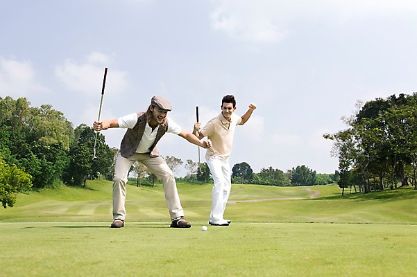 포토 JPG 주간 전신 서양인 외국인 나무 식물 백인 구름 해외기획촬영 모자 남자 스포츠 2013년태국 골프 공 골프장 태국 필드 하늘 레저 골프공 골프클럽 서기 웃음 들기 사람 잔디 20대 성인 야외 두명 앞모습 레포츠 운동 주먹 기쁨 골프채 클럽 성인남자만 청년만 청년남자만 국내포토 자연요소 잡화 감정 아시아 뷰포인트 스포츠시설 모션 골프용품 표정 건강 인종 청년 구기 남자만 성인만 파일형식