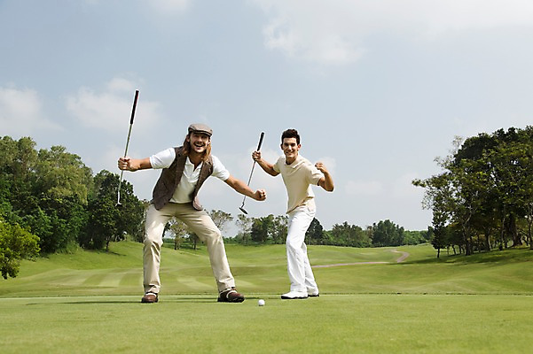 포토 JPG 주간 전신 서양인 외국인 나무 식물 백인 구름 해외기획촬영 모자 남자 스포츠 2013년태국 골프 공 골프장 태국 필드 하늘 레저 골프공 골프클럽 서기 웃음 들기 사람 잔디 20대 성인 야외 두명 앞모습 레포츠 운동 주먹 기쁨 골프채 클럽 성인남자만 청년만 청년남자만 국내포토 자연요소 잡화 감정 아시아 뷰포인트 스포츠시설 모션 골프용품 표정 건강 인종 청년 구기 남자만 성인만 파일형식