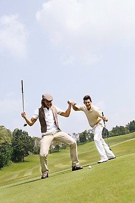 포토 JPG 주간 전신 서양인 외국인 나무 식물 백인 구름 해외기획촬영 모자 남자 스포츠 2013년태국 골프 공 골프장 태국 필드 하늘 레저 골프공 골프클럽 서기 웃음 들기 사람 잔디 20대 성인 야외 두명 앞모습 레포츠 운동 주먹 기쁨 골프채 클럽 성인남자만 청년만 청년남자만 국내포토 자연요소 잡화 감정 아시아 뷰포인트 스포츠시설 모션 골프용품 표정 건강 인종 청년 구기 남자만 성인만 파일형식