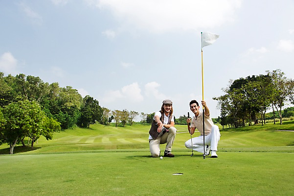 포토 JPG 주간 전신 서양인 외국인 나무 식물 백인 구름 해외기획촬영 모자 남자 스포츠 2013년태국 골프 골프장 태국 필드 하늘 레저 골프클럽 웃음 들기 사람 앉기 잔디 20대 성인 야외 두명 앞모습 레포츠 운동 골프채 가리킴 깃발 구멍 클럽 깃대 성인남자만 청년만 청년남자만 국내포토 자연요소 잡화 아시아 뷰포인트 스포츠시설 모션 골프용품 표정 건강 인종 손짓 청년 구기 남자만 성인만 파일형식