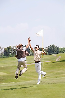 포토 JPG 주간 서양인 외국인 나무 식물 백인 해외기획촬영 모자 남자 스포츠 2013년태국 골프 골프장 태국 필드 레저 골프클럽 들기 사람 잔디 20대 성인 야외 두명 앞모습 뒷모습 레포츠 달리기 운동 점프 파이팅 기쁨 골프채 깃발 우승 손뼉 클럽 깃대 하이파이브 성인남자만 청년만 청년남자만 국내포토 자연요소 잡화 감정 아시아 뷰포인트 스포츠시설 모션 골프용품 건강 인종 손짓 청년 구기 최고 남자만 성인만 파일형식