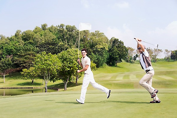 포토 JPG 주간 전신 서양인 외국인 나무 식물 백인 구름 해외기획촬영 모자 남자 스포츠 2013년태국 골프 골프장 태국 필드 하늘 레저 골프클럽 웃음 들기 사람 잔디 20대 성인 야외 두명 옆모습 레포츠 달리기 운동 골프채 깃발 연못 클럽 웅덩이 성인남자만 청년만 청년남자만 국내포토 자연요소 잡화 아시아 뷰포인트 스포츠시설 모션 골프용품 표정 건강 인종 청년 구기 남자만 성인만 파일형식