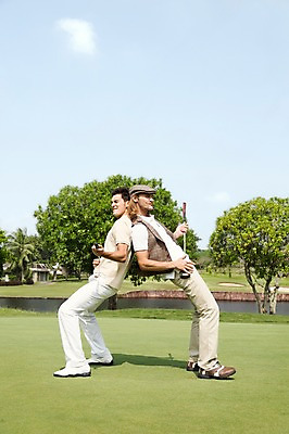 포토 JPG 주간 전신 서양인 외국인 나무 식물 백인 구름 해외기획촬영 모자 남자 스포츠 2013년태국 포즈 골프 모션 골프장 태국 필드 하늘 레저 골프클럽 서기 들기 사람 잔디 20대 성인 야외 두명 옆모습 레포츠 운동 골프채 등맞대기 연못 클럽 웅덩이 성인남자만 청년만 청년남자만 국내포토 자연요소 잡화 아시아 뷰포인트 스포츠시설 골프용품 건강 인종 청년 구기 남자만 성인만 파일형식