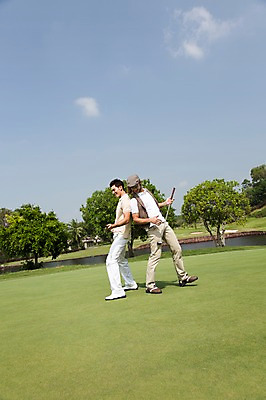 포토 JPG 주간 전신 서양인 외국인 나무 식물 백인 구름 해외기획촬영 모자 남자 스포츠 2013년태국 포즈 골프 모션 골프장 태국 필드 하늘 레저 골프클럽 서기 들기 사람 잔디 20대 성인 야외 두명 옆모습 레포츠 운동 골프채 등맞대기 연못 클럽 웅덩이 성인남자만 청년만 청년남자만 국내포토 자연요소 잡화 아시아 뷰포인트 스포츠시설 골프용품 건강 인종 청년 구기 남자만 성인만 파일형식