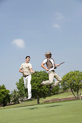 포토 JPG 주간 전신 서양인 외국인 나무 식물 백인 구름 해외기획촬영 모자 남자 스포츠 2013년태국 포즈 골프 모션 골프장 태국 필드 하늘 레저 골프클럽 들기 사람 잔디 20대 성인 야외 두명 레포츠 달리기 운동 점프 골프채 클럽 성인남자만 청년만 청년남자만 국내포토 자연요소 잡화 아시아 스포츠시설 골프용품 건강 인종 청년 구기 남자만 성인만 파일형식