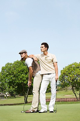 포토 JPG 주간 전신 서양인 외국인 나무 식물 백인 해외기획촬영 모자 응시 남자 스포츠 2013년태국 골프 골프장 태국 필드 하늘 레저 골프클럽 서기 들기 사람 경기 잔디 20대 성인 야외 두명 옆모습 레포츠 운동 기댐 골프채 클럽 퍼팅 성인남자만 청년만 청년남자만 국내포토 자연요소 시선 잡화 아시아 뷰포인트 포즈 스포츠시설 모션 골프용품 건강 인종 청년 구기 남자만 성인만 파일형식