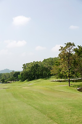 포토 JPG 주간 나무 식물 구름 해외기획촬영 스포츠 2013년태국 골프 스포츠시설 골프장 태국 필드 하늘 레저 풍경 잔디 사람없음 야외 운동 연못 웅덩이 레저시설 국내포토 자연요소 아시아 건강 구기 시설 파일형식