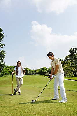 포토 JPG 주간 전신 서양인 외국인 나무 식물 백인 구름 해외기획촬영 남자 스포츠 2013년태국 장갑 골프 공 골프장 태국 필드 하늘 레저 골프공 골프클럽 서기 들기 사람 경기 잔디 20대 성인 야외 두명 앞모습 옆모습 레포츠 운동 골프채 클럽 퍼팅 성인남자만 청년만 청년남자만 국내포토 자연요소 잡화 아시아 뷰포인트 포즈 스포츠시설 모션 골프용품 건강 인종 청년 구기 남자만 성인만 파일형식