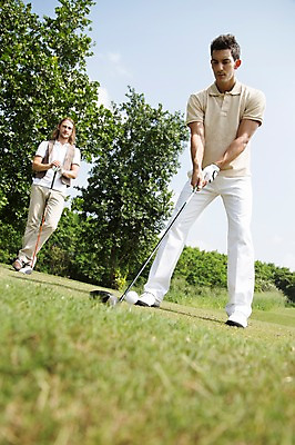 포토 JPG 주간 전신 서양인 외국인 나무 식물 백인 구름 해외기획촬영 남자 스포츠 2013년태국 장갑 골프 공 골프장 태국 필드 하늘 레저 골프공 골프클럽 서기 들기 사람 경기 잔디 20대 성인 야외 두명 앞모습 아웃포커스 레포츠 운동 골프채 클럽 퍼팅 성인남자만 청년만 청년남자만 국내포토 자연요소 잡화 아시아 뷰포인트 포즈 스포츠시설 모션 골프용품 촬영기법 건강 인종 청년 구기 남자만 성인만 파일형식