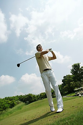 포토 JPG 주간 전신 서양인 외국인 나무 식물 구름 해외기획촬영 응시 남자 스포츠 2013년태국 포즈 장갑 골프 공 모션 골프장 자동차 태국 필드 하늘 레저 골프공 골프클럽 한명 서기 들기 사람 경기 잔디 20대 성인 야외 앞모습 레포츠 운동 골프채 스윙 클럽 골프카트 청년만 청년남자만 청년남자한명만 성인남자한명만 국내포토 자연요소 1 시선 잡화 아시아 육상교통 뷰포인트 스포츠시설 골프용품 건강 인종 청년 구기 남자만 남자한명만 성인남자만 성인만 파일형식