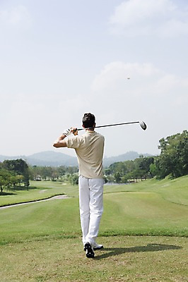 포토 JPG 주간 전신 서양인 외국인 나무 식물 구름 해외기획촬영 응시 남자 스포츠 2013년태국 포즈 장갑 골프 공 모션 골프장 태국 필드 하늘 레저 골프공 골프클럽 그림자 한명 서기 들기 사람 경기 잔디 20대 성인 야외 뒷모습 레포츠 운동 골프채 스윙 클럽 청년만 청년남자만 청년남자한명만 성인남자한명만 국내포토 자연요소 1 시선 잡화 아시아 뷰포인트 스포츠시설 골프용품 건강 인종 청년 구기 남자만 남자한명만 성인남자만 성인만 파일형식