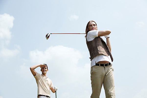 포토 JPG 주간 서양인 외국인 백인 구름 해외기획촬영 응시 남자 스포츠 2013년태국 포즈 장갑 골프 모션 골프장 태국 하늘 레저 골프클럽 서기 들기 사람 손짓 경기 상반신 20대 성인 야외 두명 앞모습 레포츠 운동 골프채 스윙 클럽 성인남자만 청년만 청년남자만 국내포토 자연요소 시선 잡화 아시아 뷰포인트 스포츠시설 골프용품 건강 인종 청년 구기 남자만 성인만 파일형식