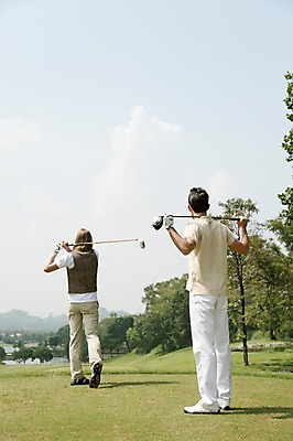 포토 JPG 주간 전신 서양인 외국인 나무 식물 백인 구름 해외기획촬영 응시 남자 스포츠 2013년태국 포즈 장갑 골프 모션 골프장 태국 필드 하늘 레저 골프클럽 서기 들기 사람 경기 잔디 20대 성인 야외 두명 뒷모습 레포츠 운동 골프채 스윙 클럽 성인남자만 청년만 청년남자만 국내포토 자연요소 시선 잡화 아시아 뷰포인트 스포츠시설 골프용품 건강 인종 청년 구기 남자만 성인만 파일형식